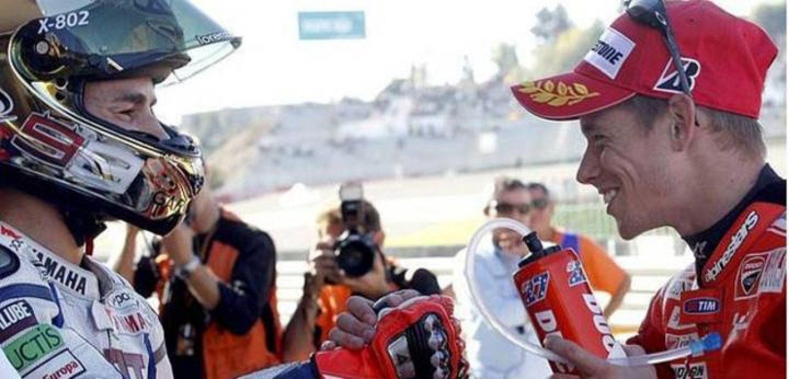  Lorenzo y Stoner se saludan tras los entrenamientos.