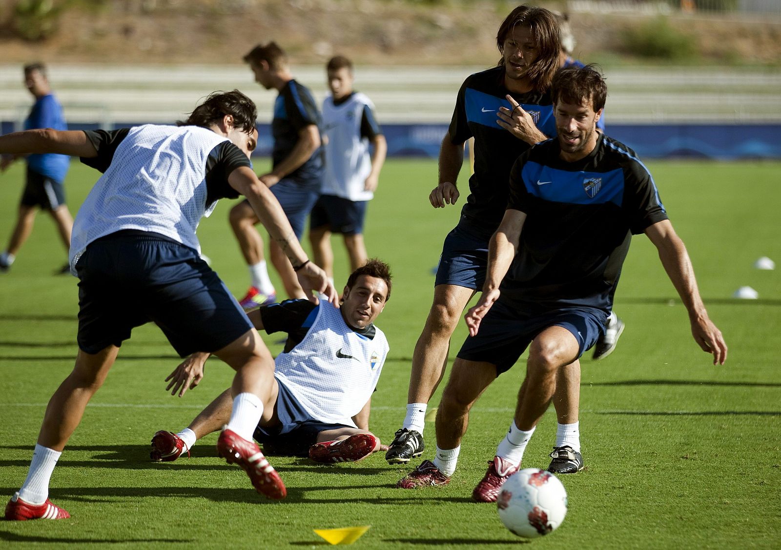 Imagen de un entrenamiento del Málaga, con Demichelis, Cazorla, Sergio Sánchez y Van Nistelrooy