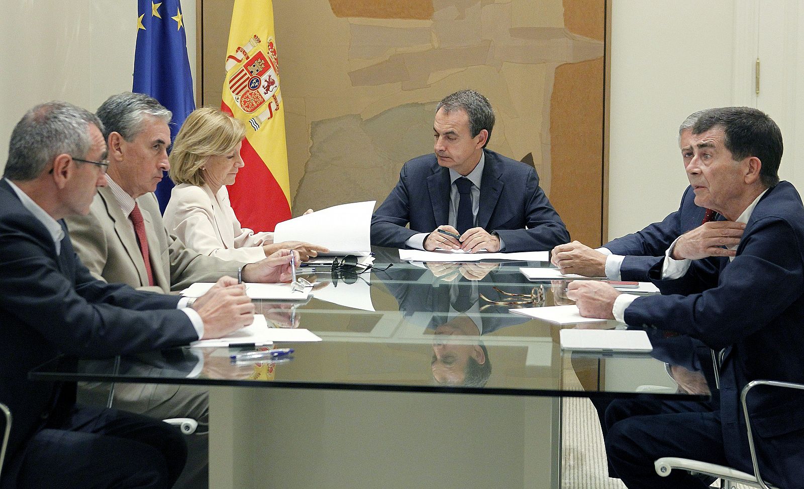 Zapatero se reúne con Salgado y Blanco en La Moncloa para abordar la situación de la deuda soberana