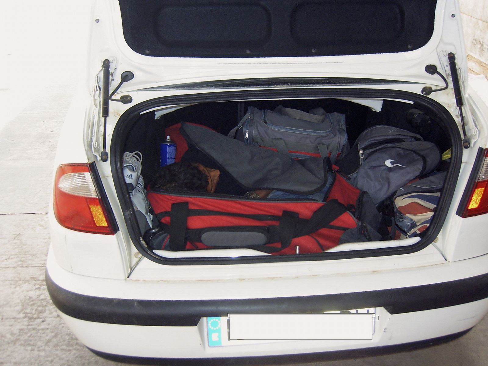 Fotografía facilitada por la Guardia Civil que muestra al inmigrante encontrado en el interior de una bolsa de deportes.