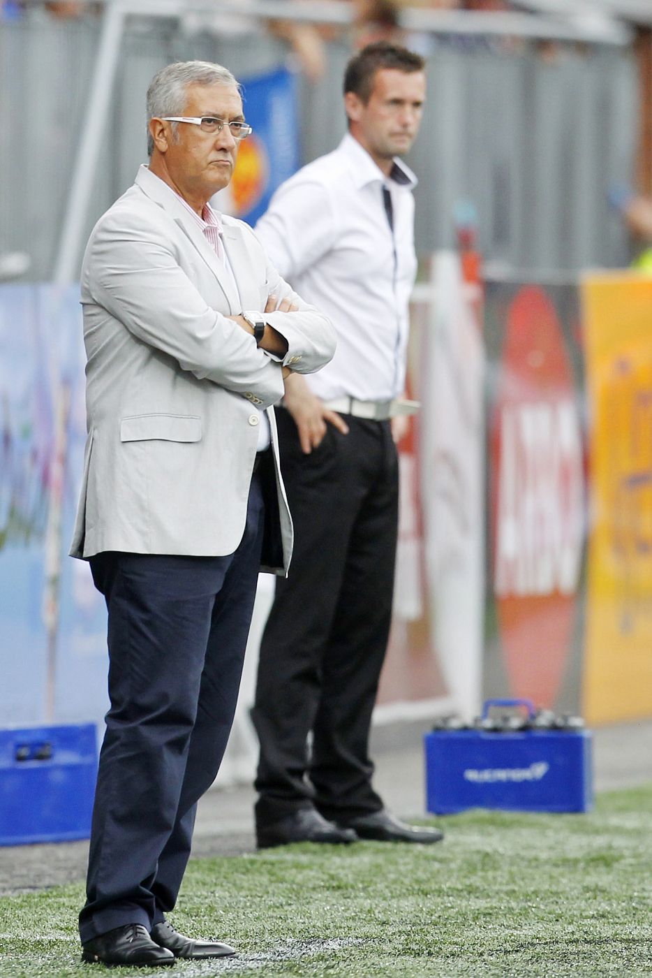 El técnico Gregorio Manzano dirige al Atlético de Madrid, delante de su homólogo del Stromsgodset