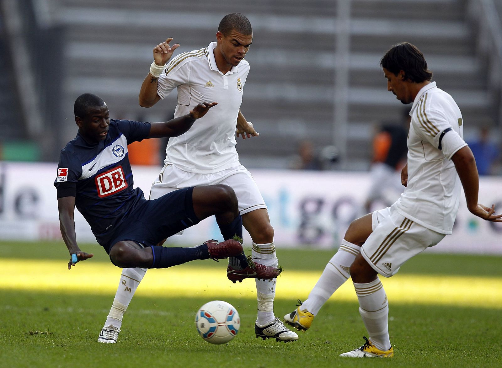 Pepe lucha por un balón durante un partido en pretemporada