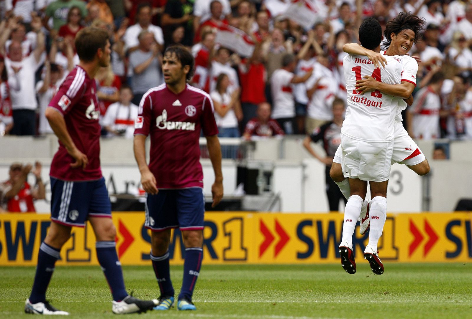 Los jugadores del Suttgart celebran un gol ante el Schalke de Raúl.