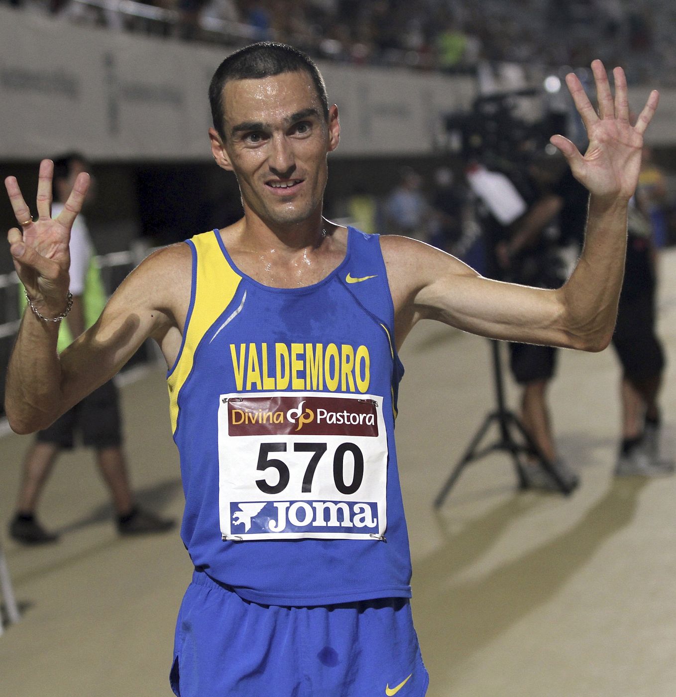 El mediofondista Jesús España, tras conseguir la victoria en la prueba de 5.000m, durante los Campeonatos de España de atletismo.