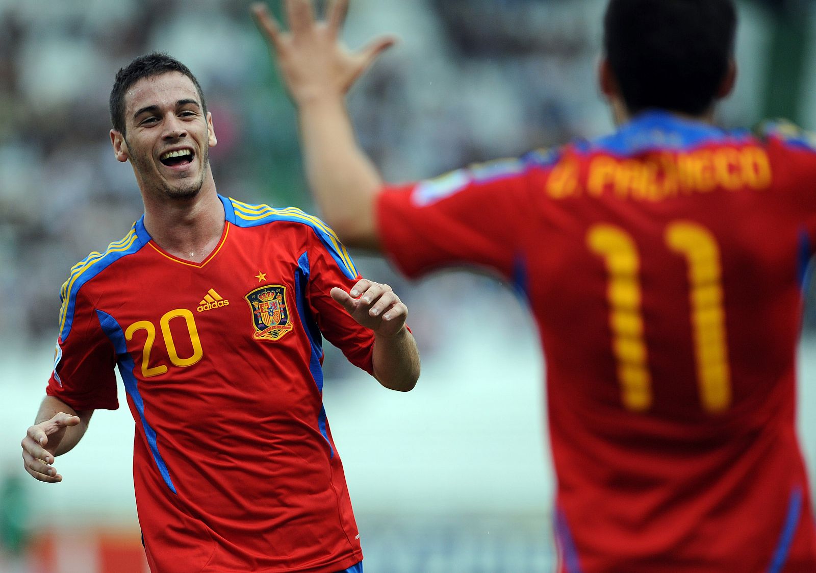 Vazquez celebra un gol con Daniel Pacheco.