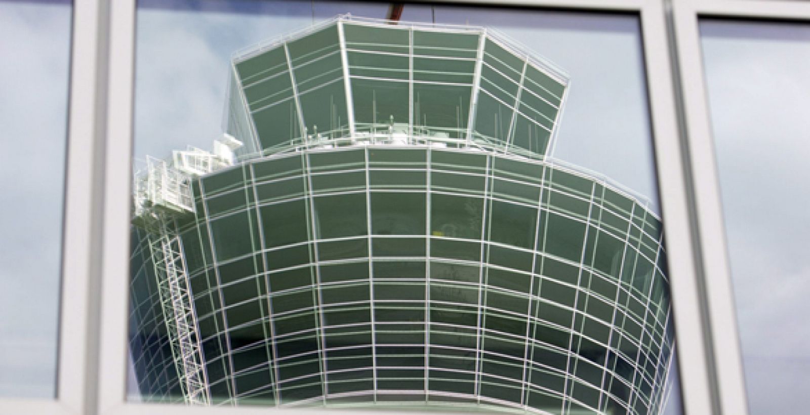 Torre de control del aeropuerto de Múnich reflejada en un cristal de una de las terminales