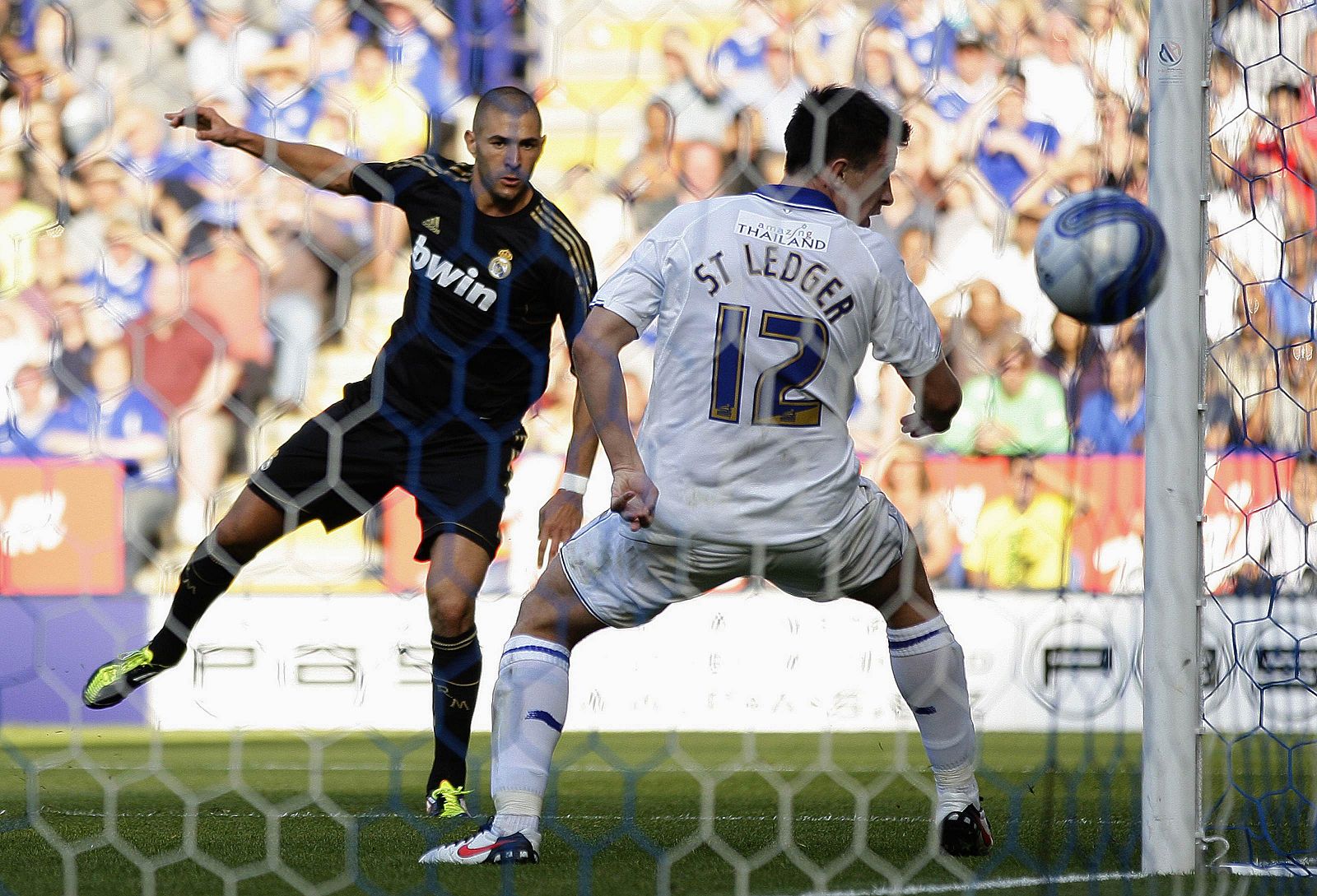 Benzema anota uno de sus 8 goles de esta pretemporada, ante el Leicester City