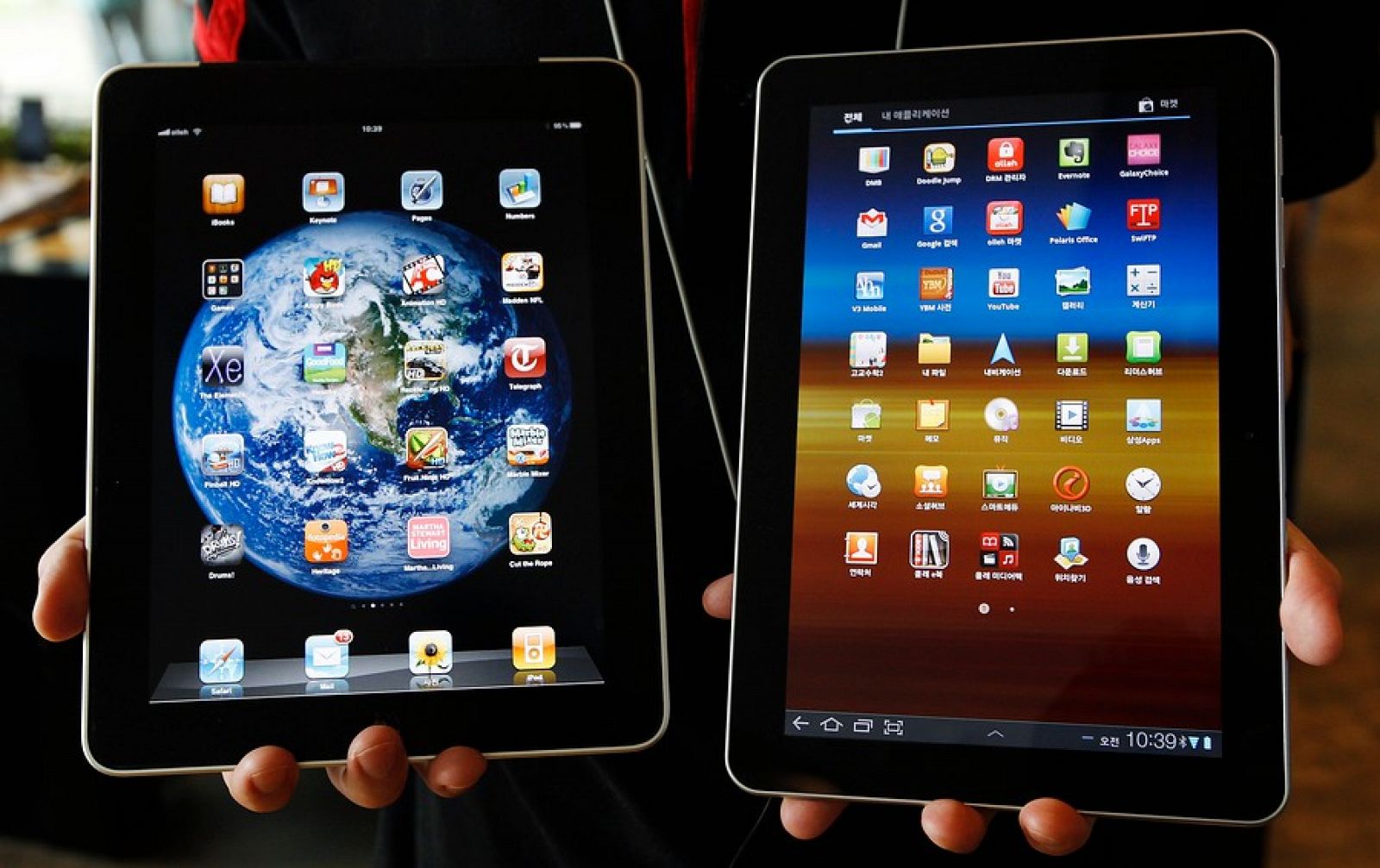 Comparación entre el Galaxy Tab 10.1 de Samsung (D) y el iPad de Apple (I)