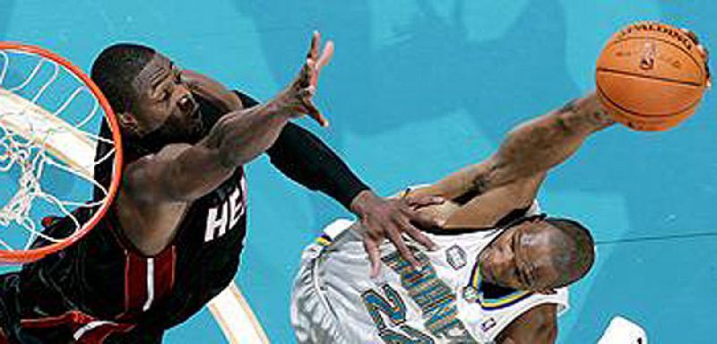 Simmons trata de machacar la canasta ante la oposición de Wade, en imagen de archivo