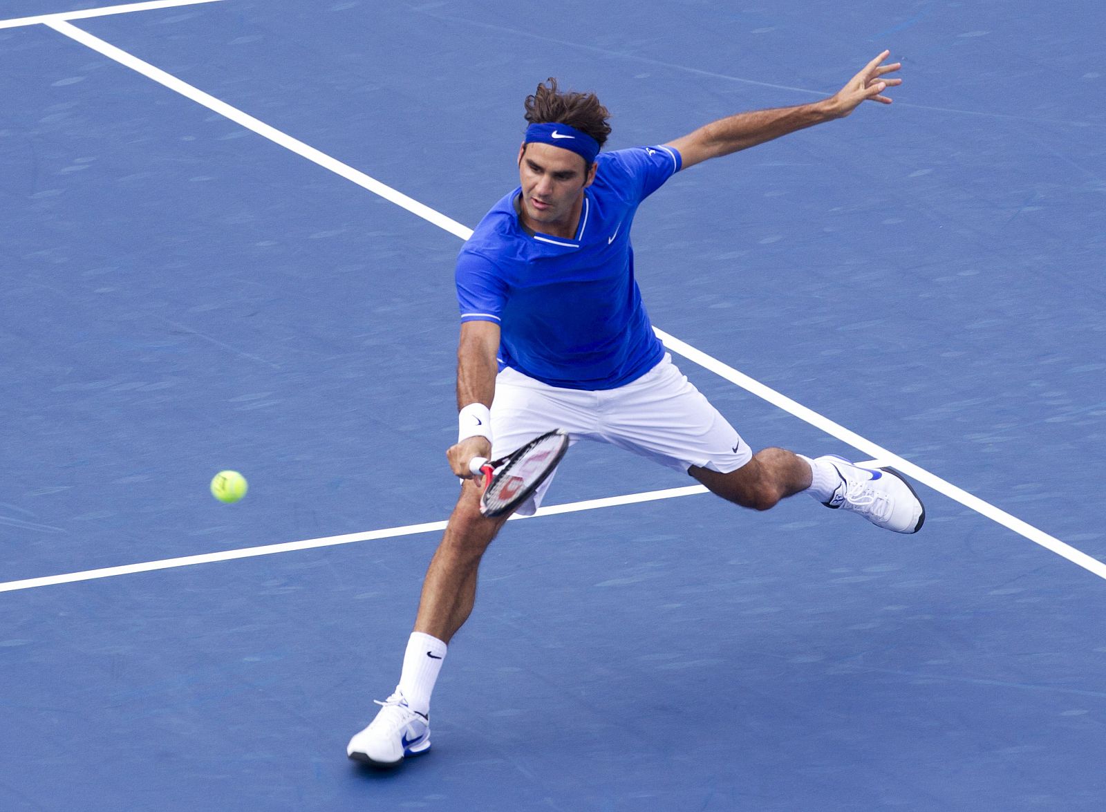 Roger Federer devuelve una bola al canadiense Pospisil
