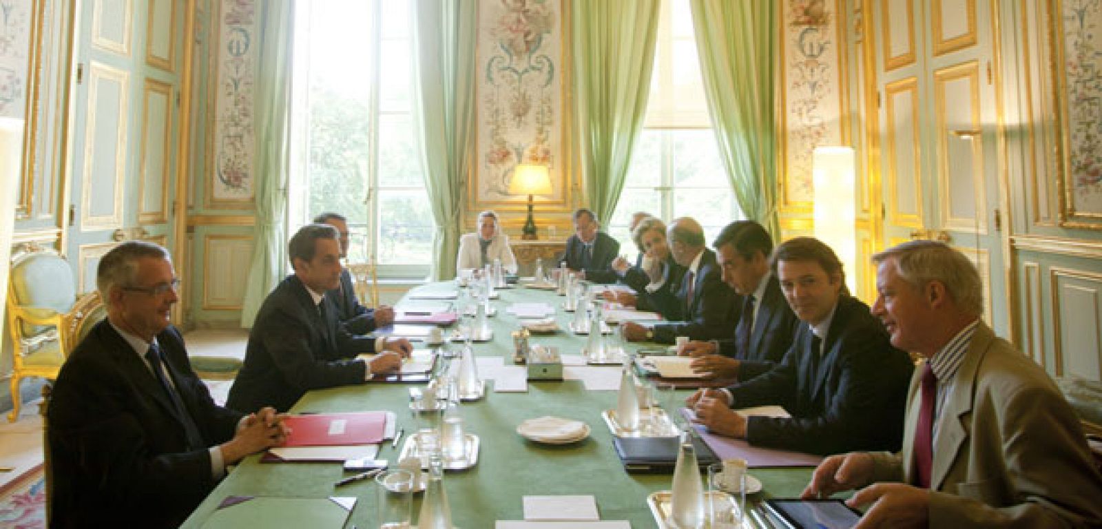 El presidente francés en un encuentro mantenido con el primer ministro galo, el director del Banco Central francés y algunos ministros de Exteriores.