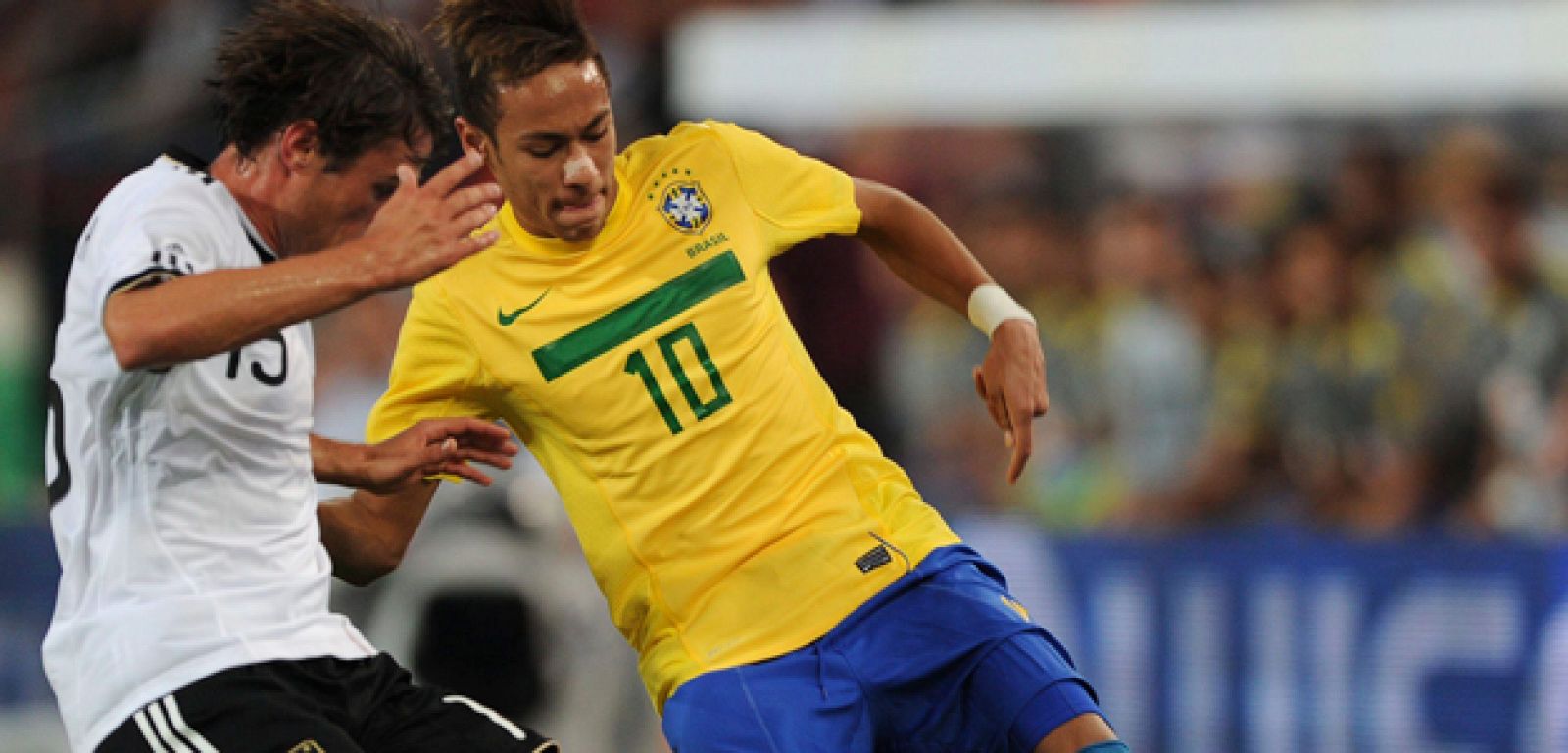 Neymar pelea un balón durante el amistoso contra Alemania.