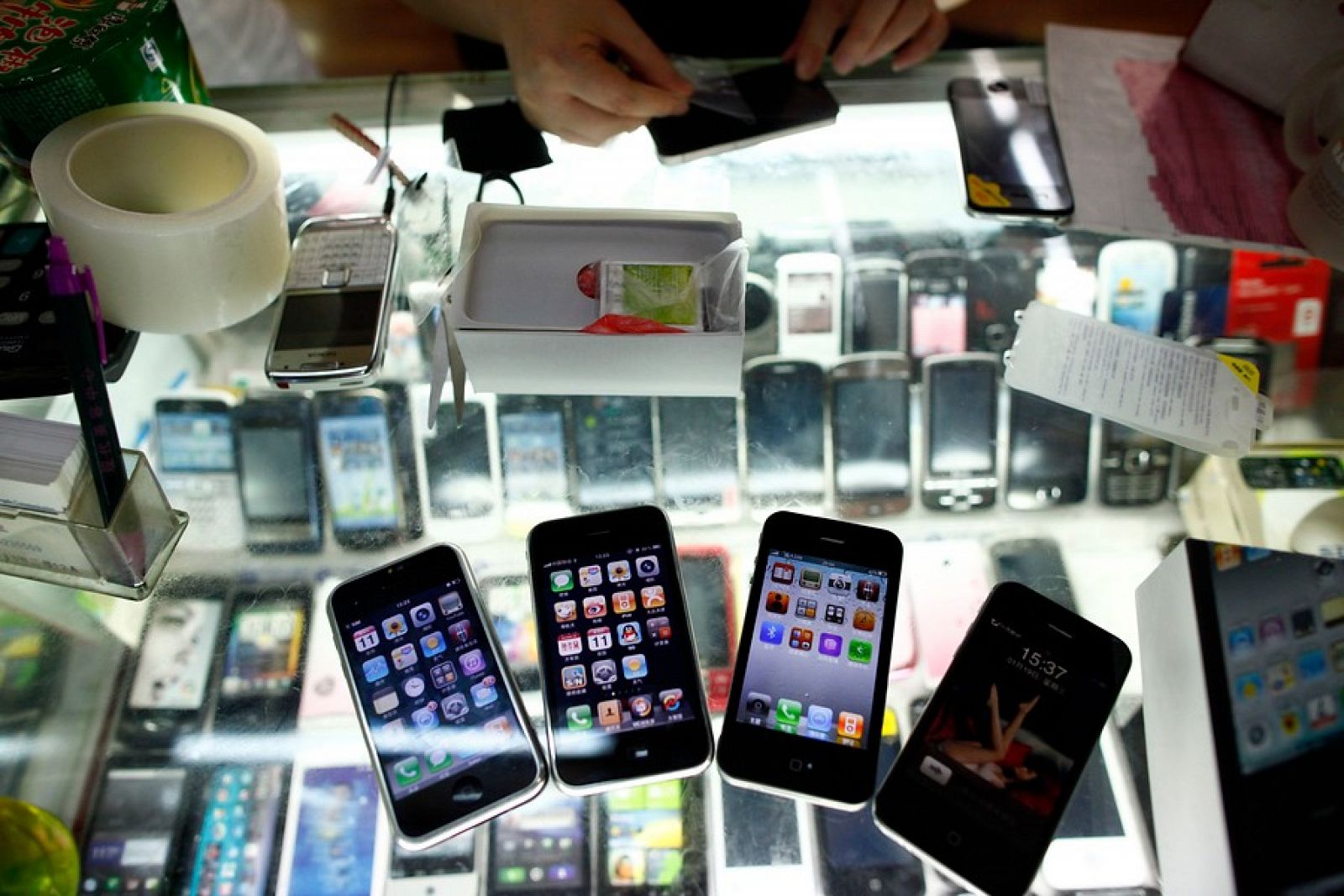El iPhone 5, que todavía no ha salido al mercado, es uno de los productos falsificados de Apple más demandados en China