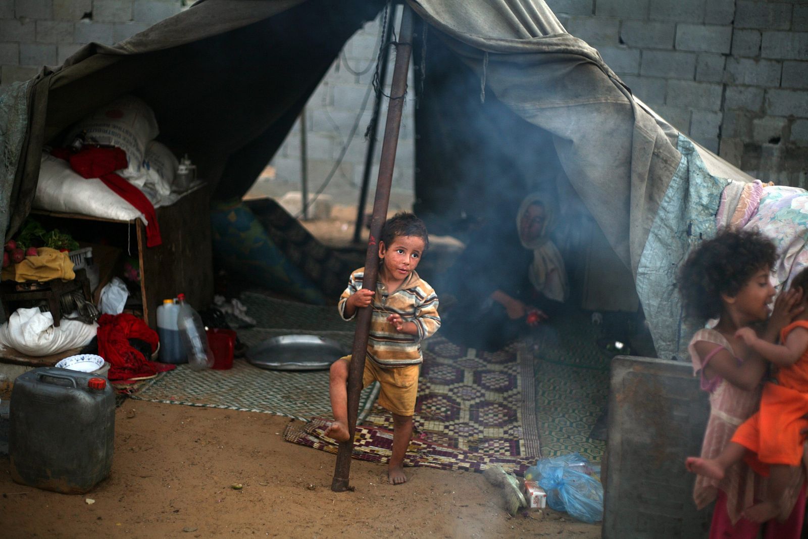 Un niño en el camamento de refugiados de Nusseirat, en Gaza.