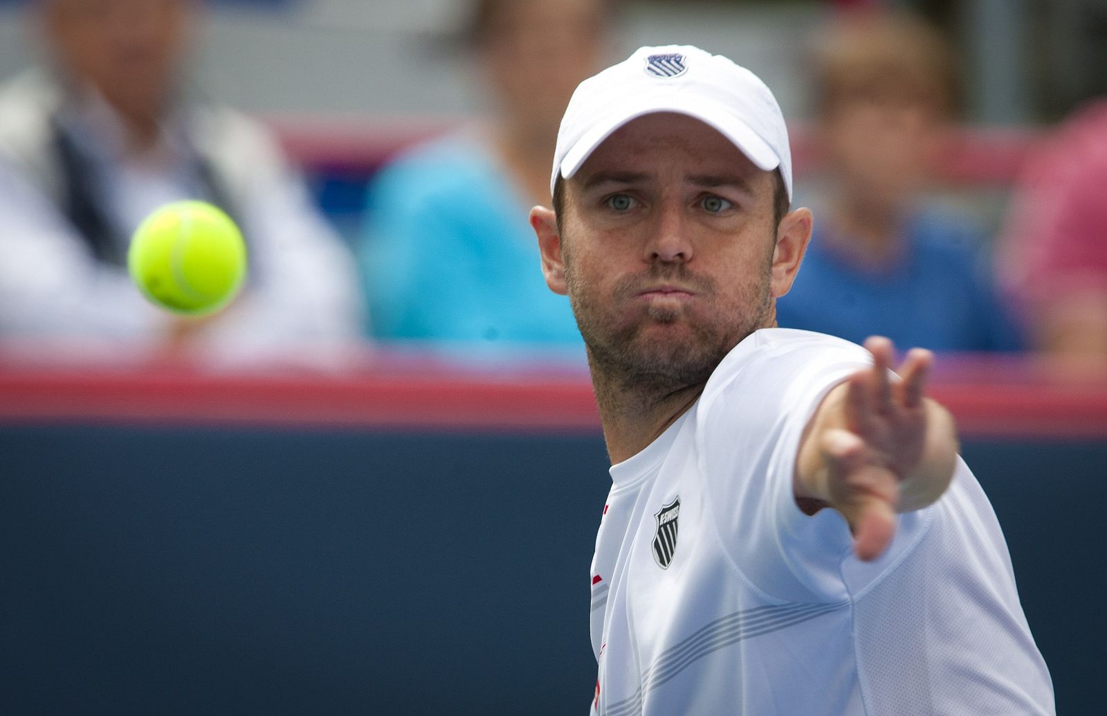 El tenista estadounidense Mardy Fish devuelve la bola al suizo Stanislas Wawrinka