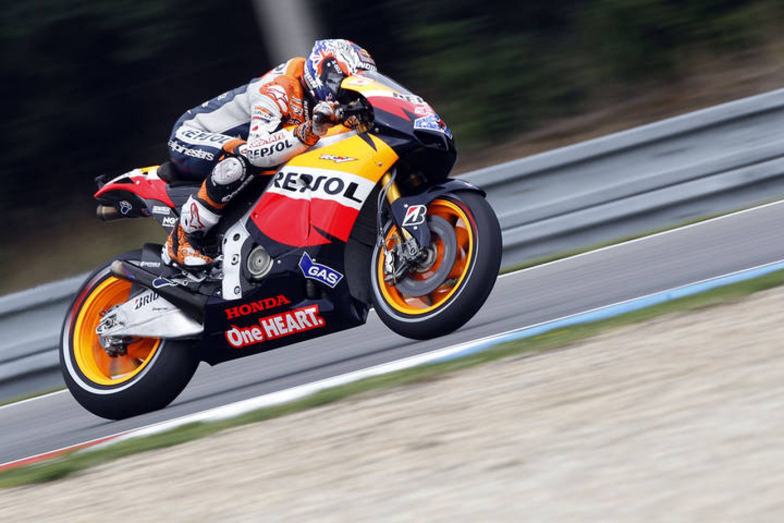 Casey Stoner fue el mejor bajo la lluvia.
