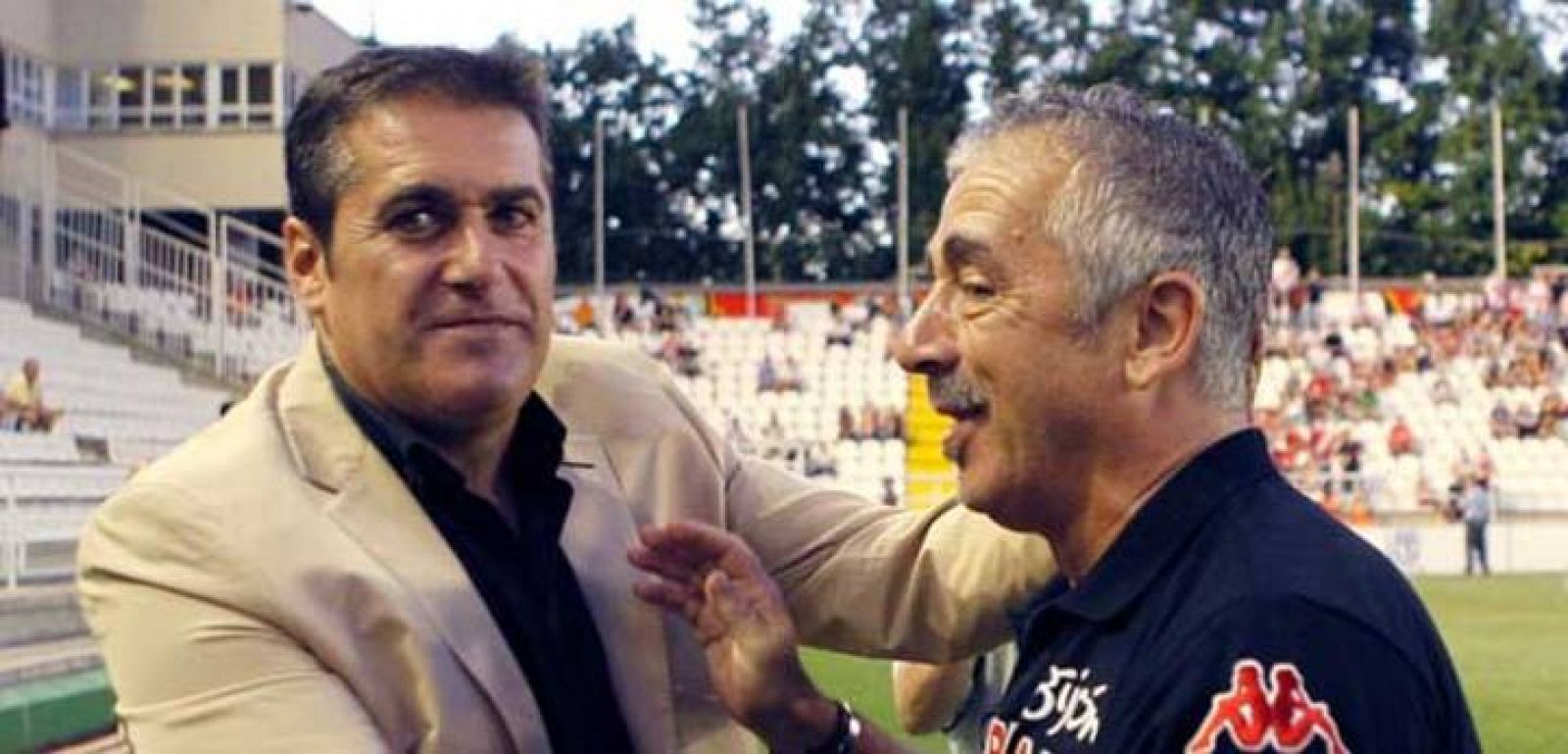 Sandoval,entrenador del Rayo saluda a Manuel Preciado en un amistoso contra el Sporting.