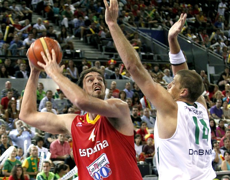 Pau Gasol (i) intenta superar la defensa del pívot de la selección de Lituania Marijonas Petravicius