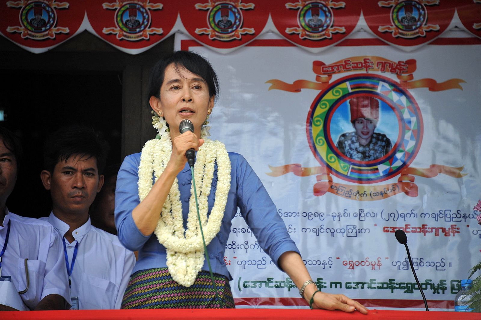 Suu Kyi en Bago donde ha inaugurado una librería y ha participado en un foro de jóvenes.