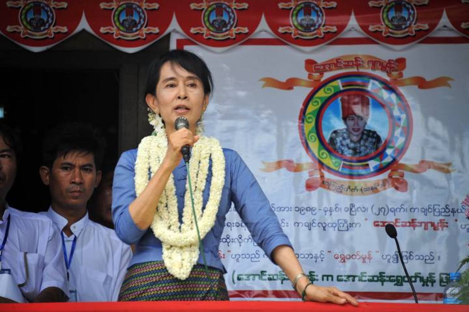Suu Kyi en Bago donde ha inaugurado una librería y ha participado en un foro de jóvenes.