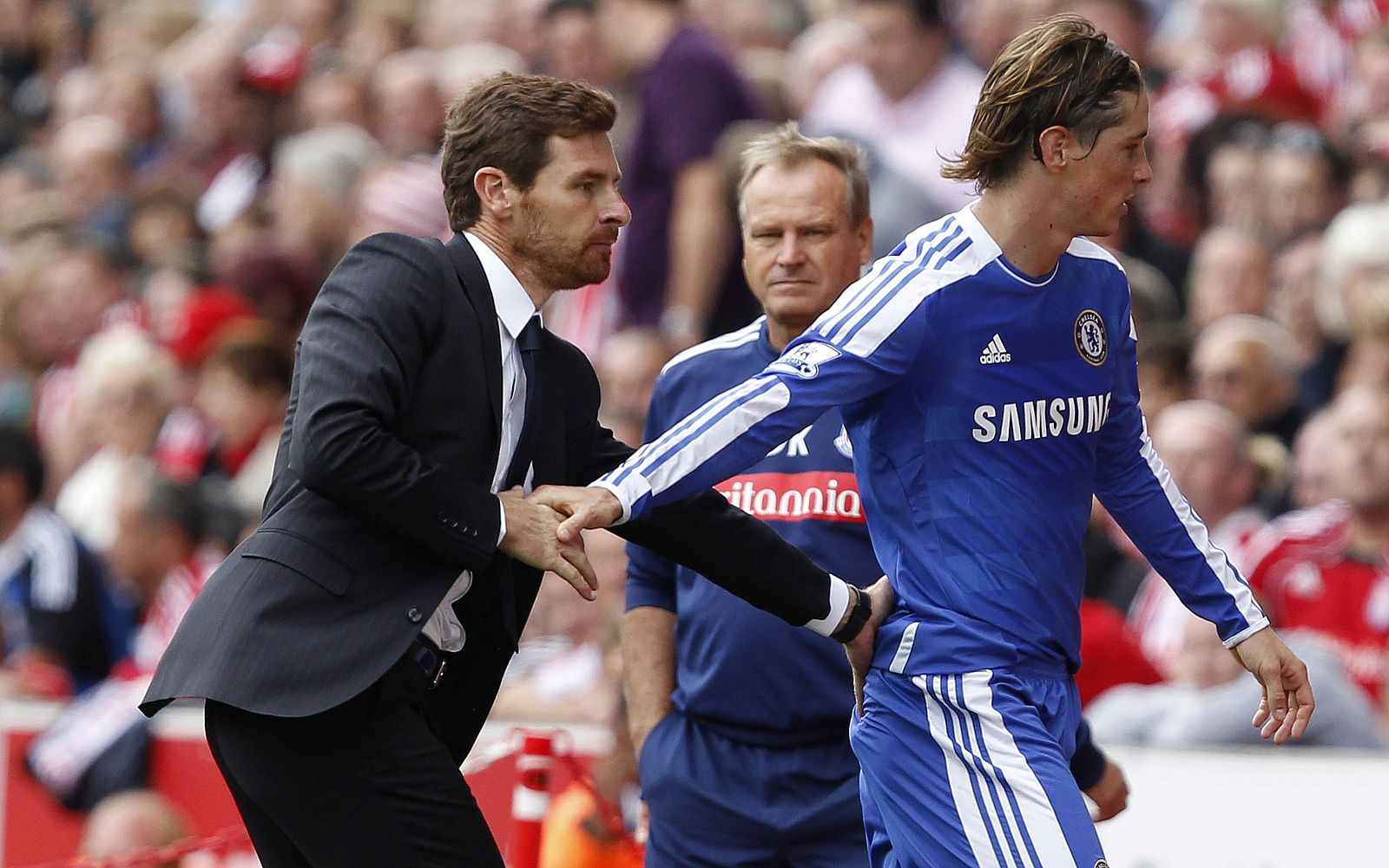 El técnico del Chelsea, Villas-Boas, felicita a Fernando Torres al ser sustituido.