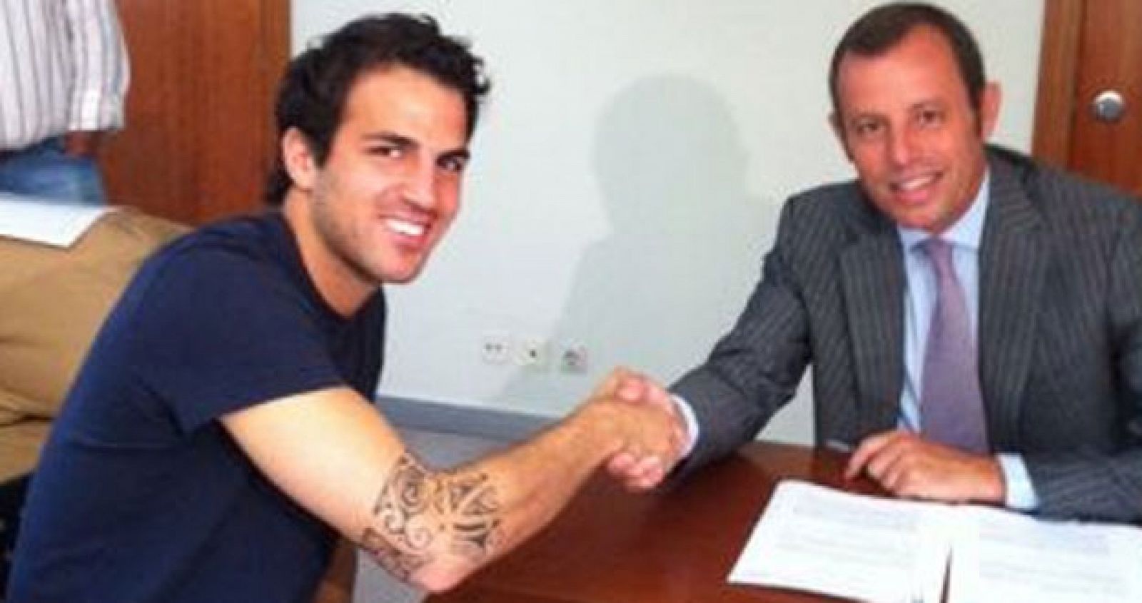 Cesc Fábregas firma, con Sandro Rosell, su contrato como nuevo jugador azulgrana.