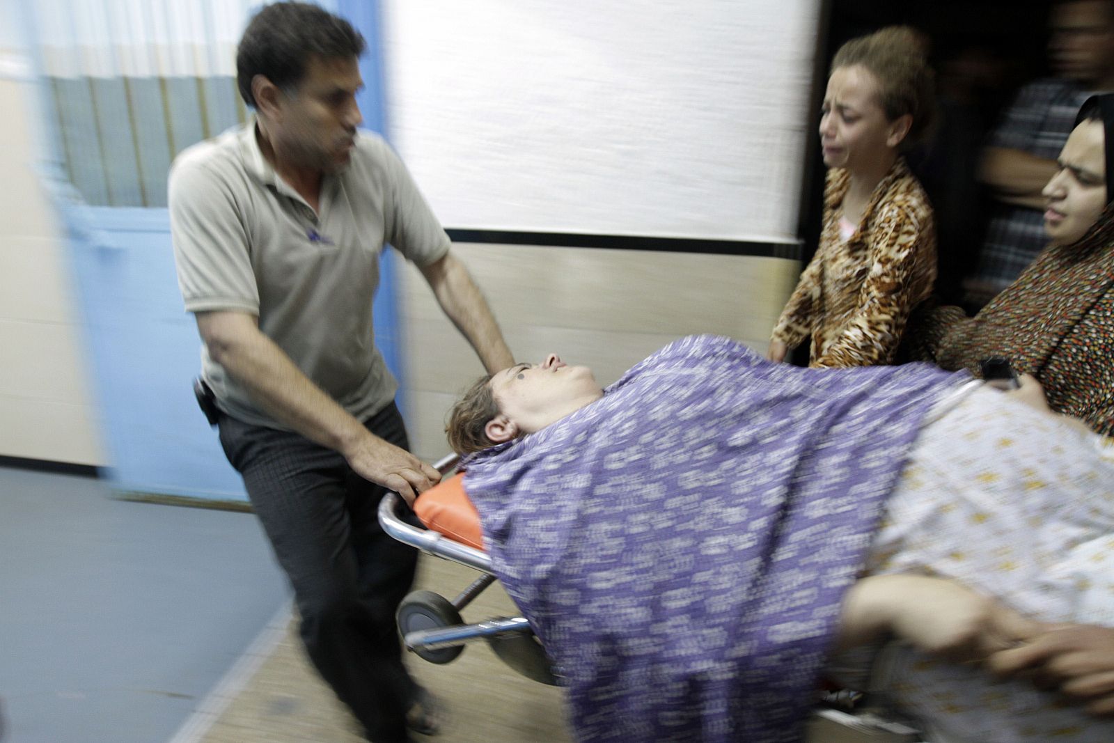 Una mujer herida en los bomardeos de Gaza llega al hospital de Shifa para ser atendida