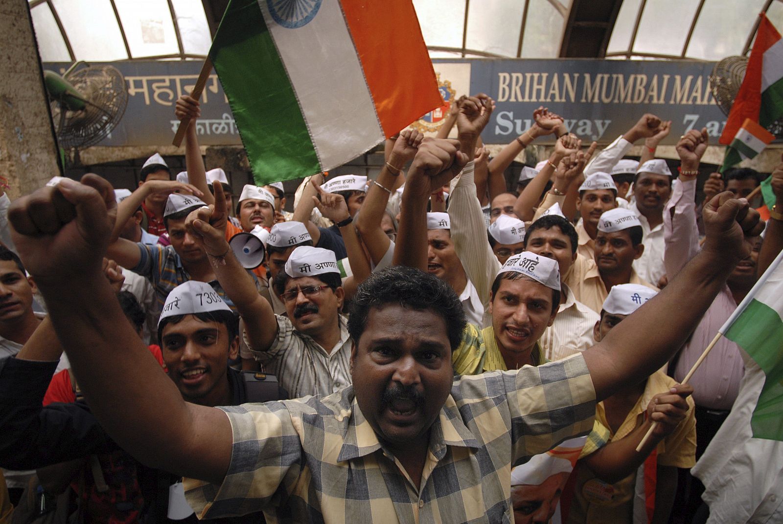 Seguidores del activista indio Anna Hazare se manifiestan en Bombay