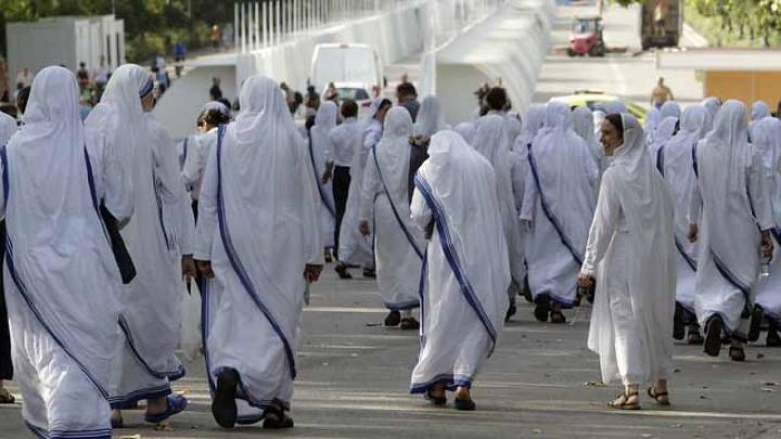 Misioneras de la Caridad se dirigen hacia los confesionarios