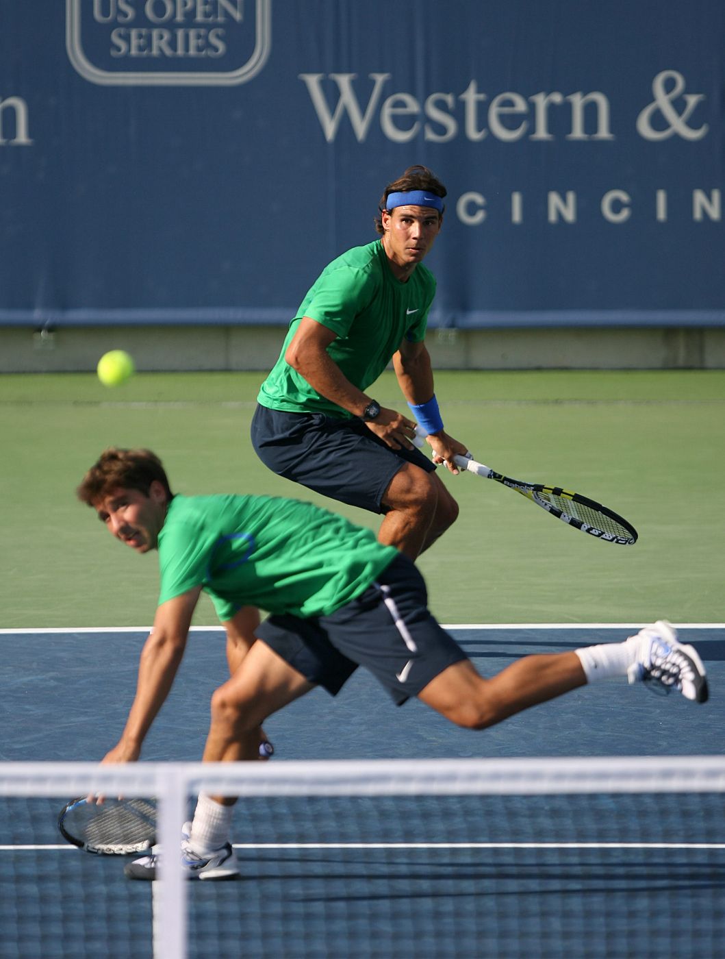 Rafael Nadal durante el partido de dobles que jugó el martes ante los serbios Janko Tipsarevik y Viktor Troiki