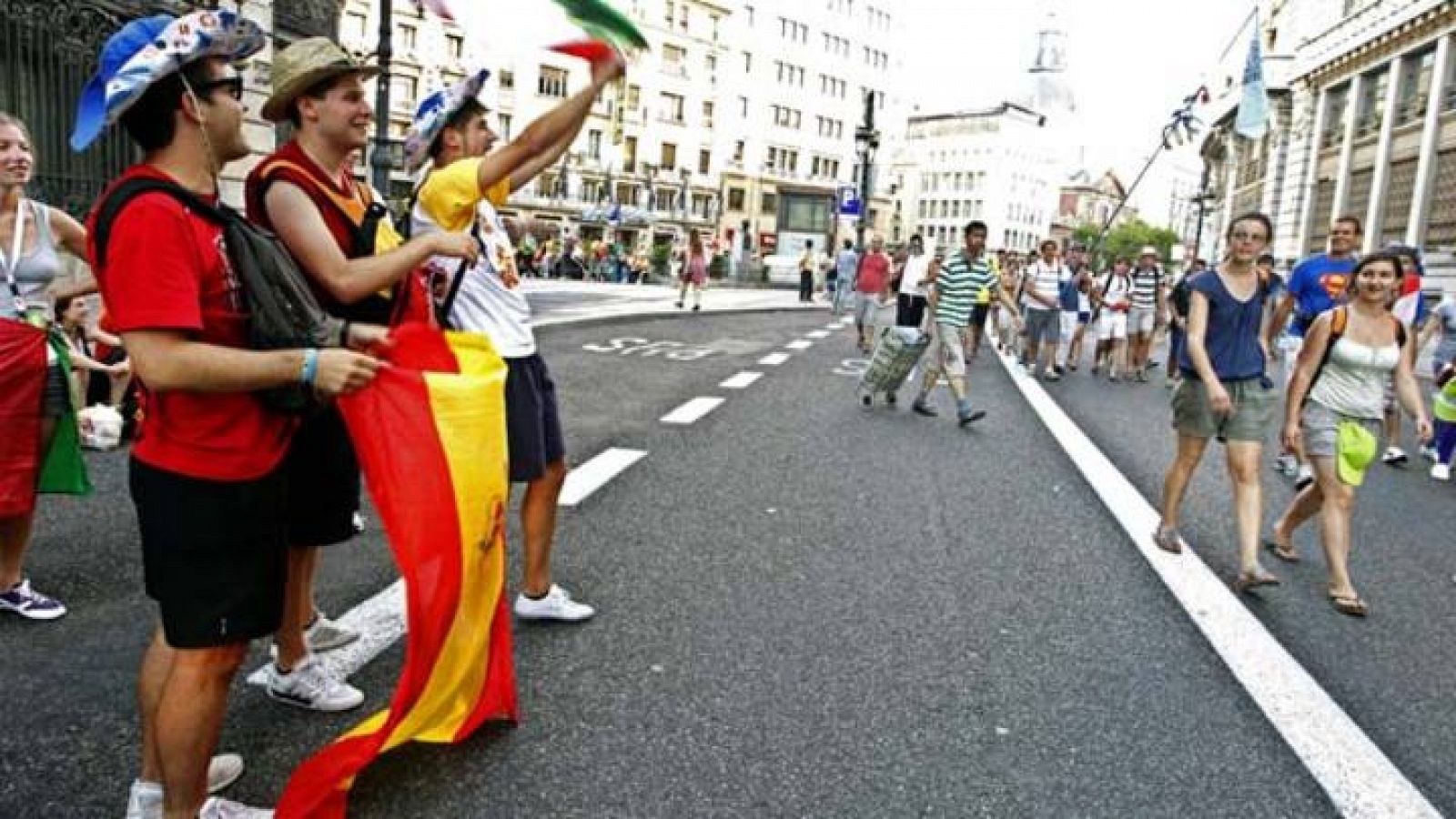 Peregrinos pasean por Madrid en la JMJ tras el corte del tráfico de muchas calles