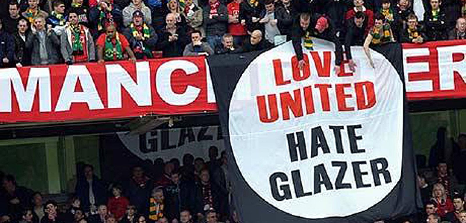 'Love United Hate Glazer' se ha convertido en lema de los aficionados contrarios a los dueños del club, junto con las bufandas verdes y doradas