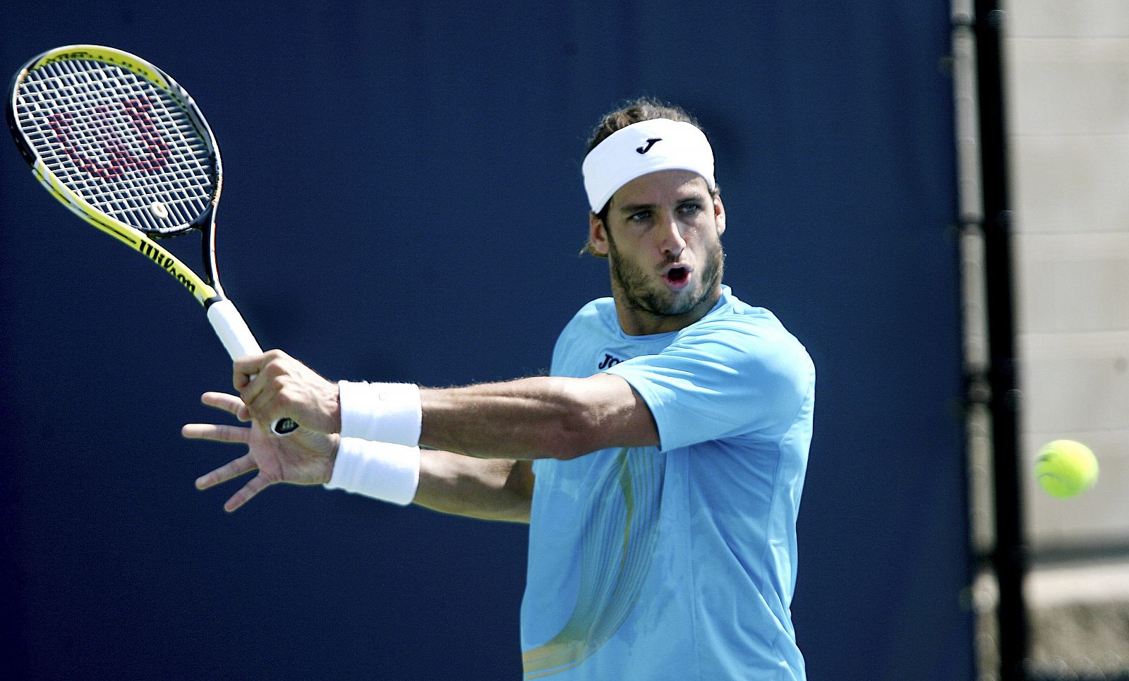 Feliciano López devuelve una bola en su partido ante el alemán Kohlschreiber