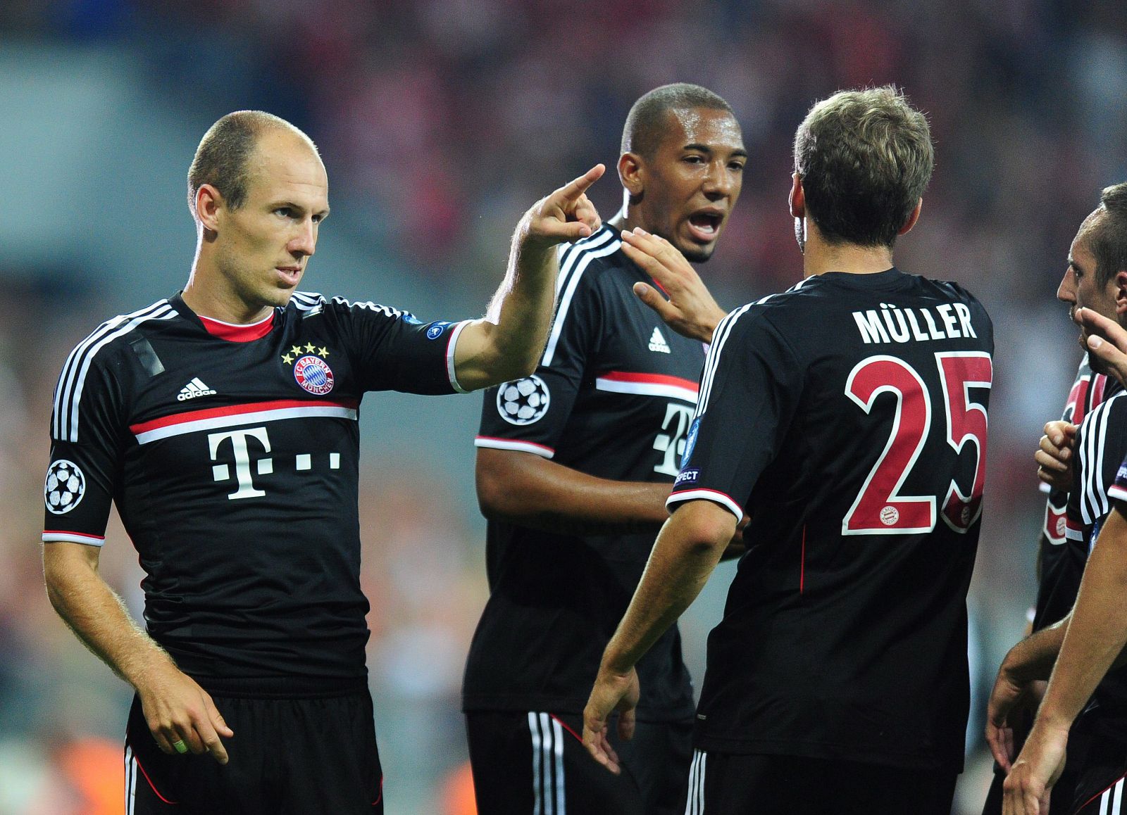 El jugador del Bayern de Múnich Arjen Robben (i) celebra un gol junto con sus compañeros.