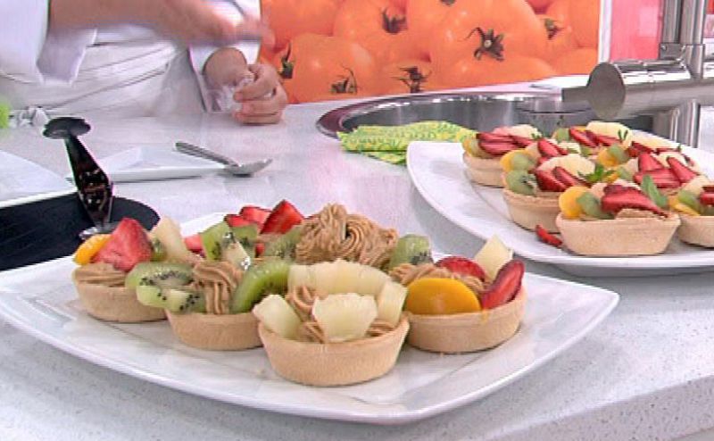 Preparamos tartaletas de fruta con crema de caramelo.