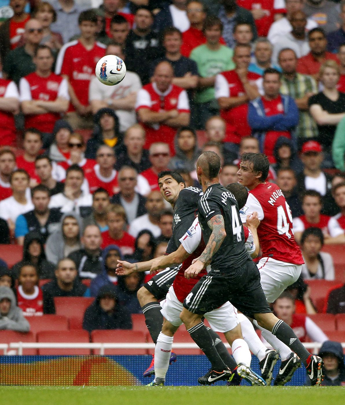 El jugador español del Arsenal Ignasi Miquel (d) ha debutado en la Premier.