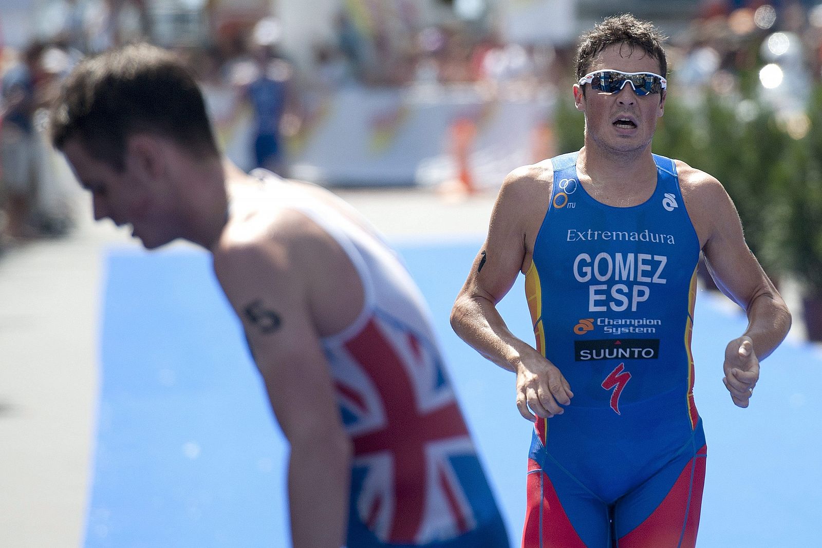 El español Javier Gómez Noya cruza la línea de meta tras el británico Jonathan Brownlee