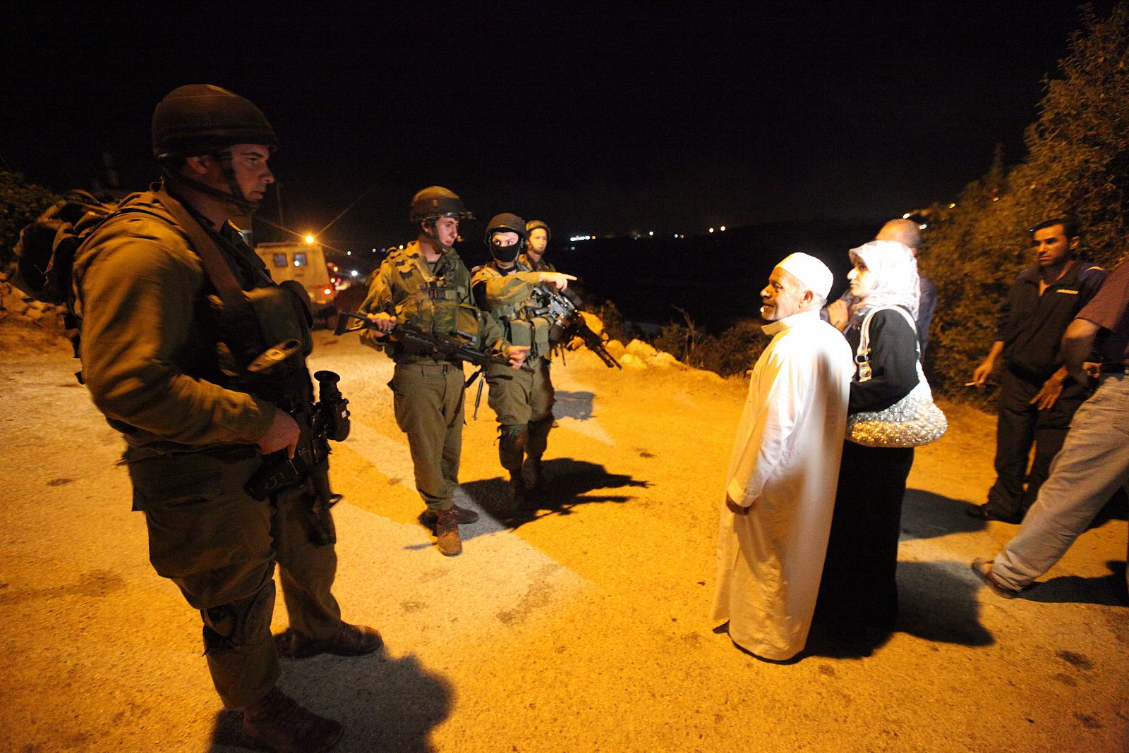 Palestinos frente a soldados israelíes