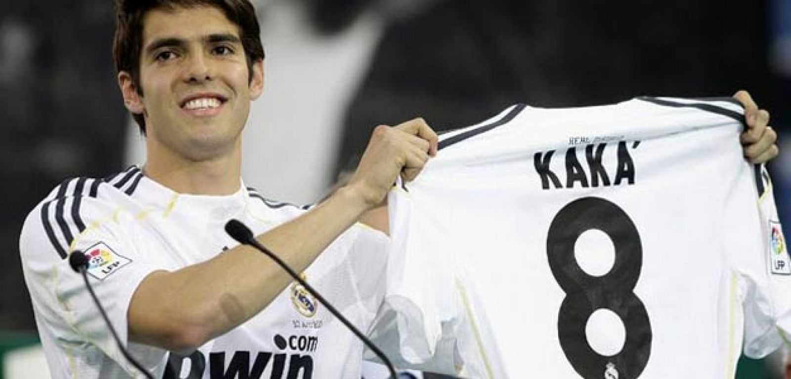 Kaká el día de su presentación madridista portando el dorsal 8.