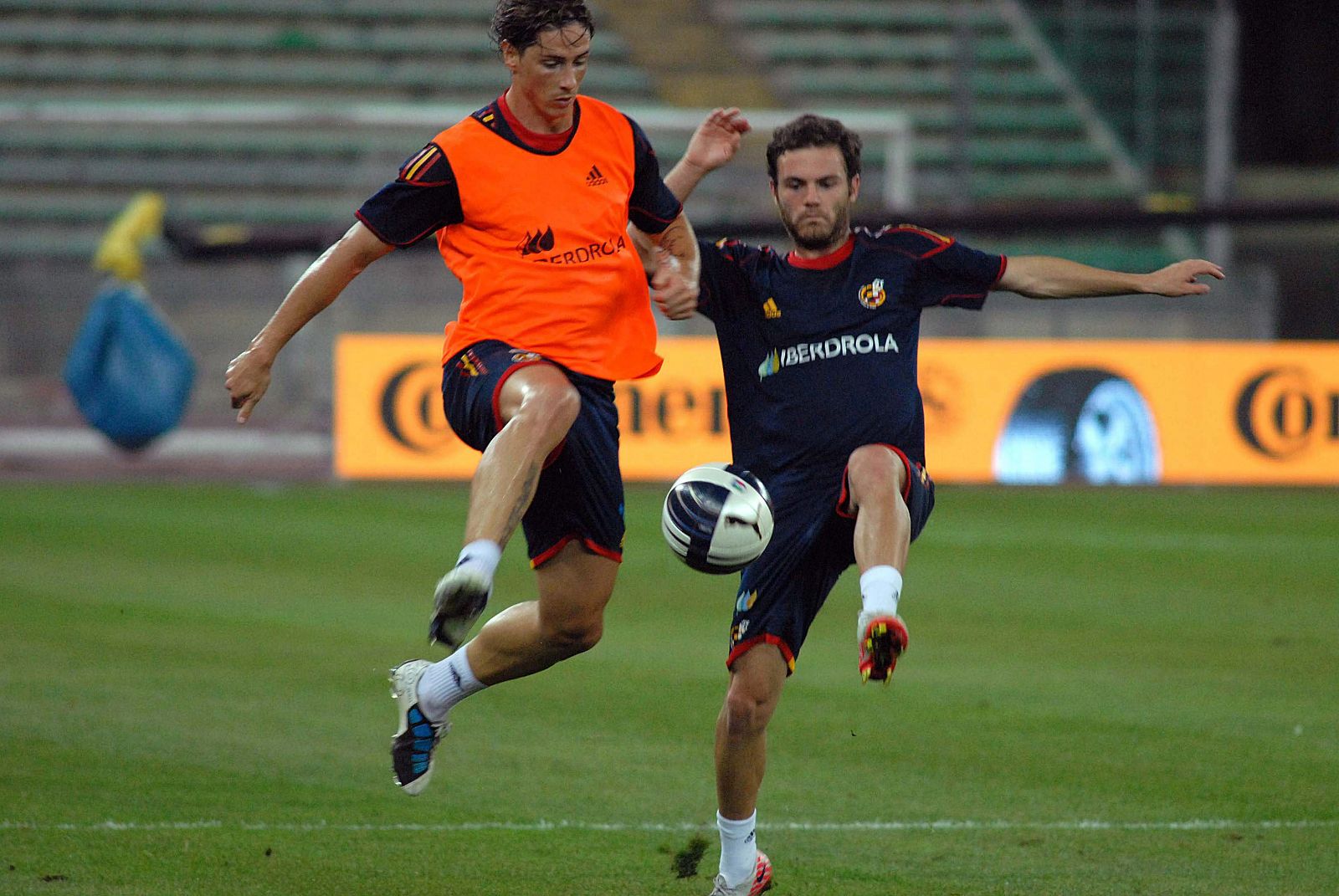 Fernando Torres (i) y Juan Manuel Mata (d) durante un entrenamiento de la selección española