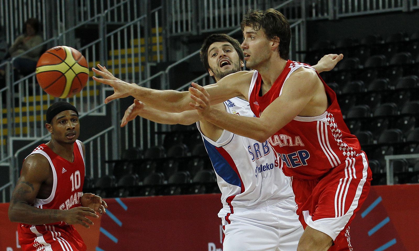Luksa Andric pasa un balón defendido por el serbio Markovic.