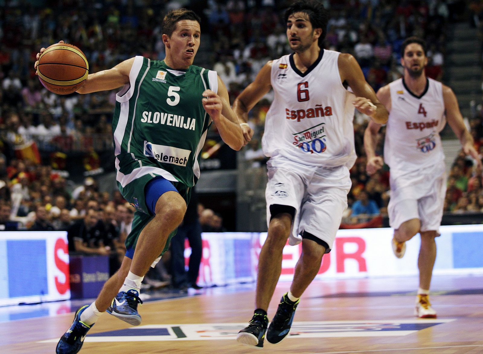 El base de la selección de Eslovenia Jaka Lakovic encara el aro ante el base de la selección Española Ricky Rubio.