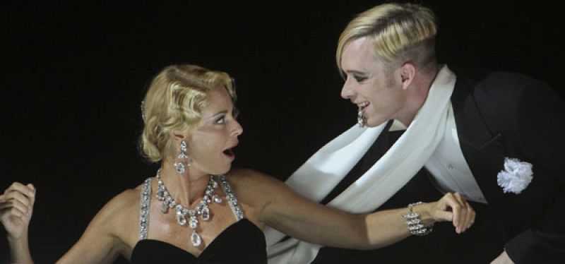 Belén Rueda y Pablo Rivero protagonizan esta adaptación de la singular obra de Visconti, 'La caída de los dioses' (1969).