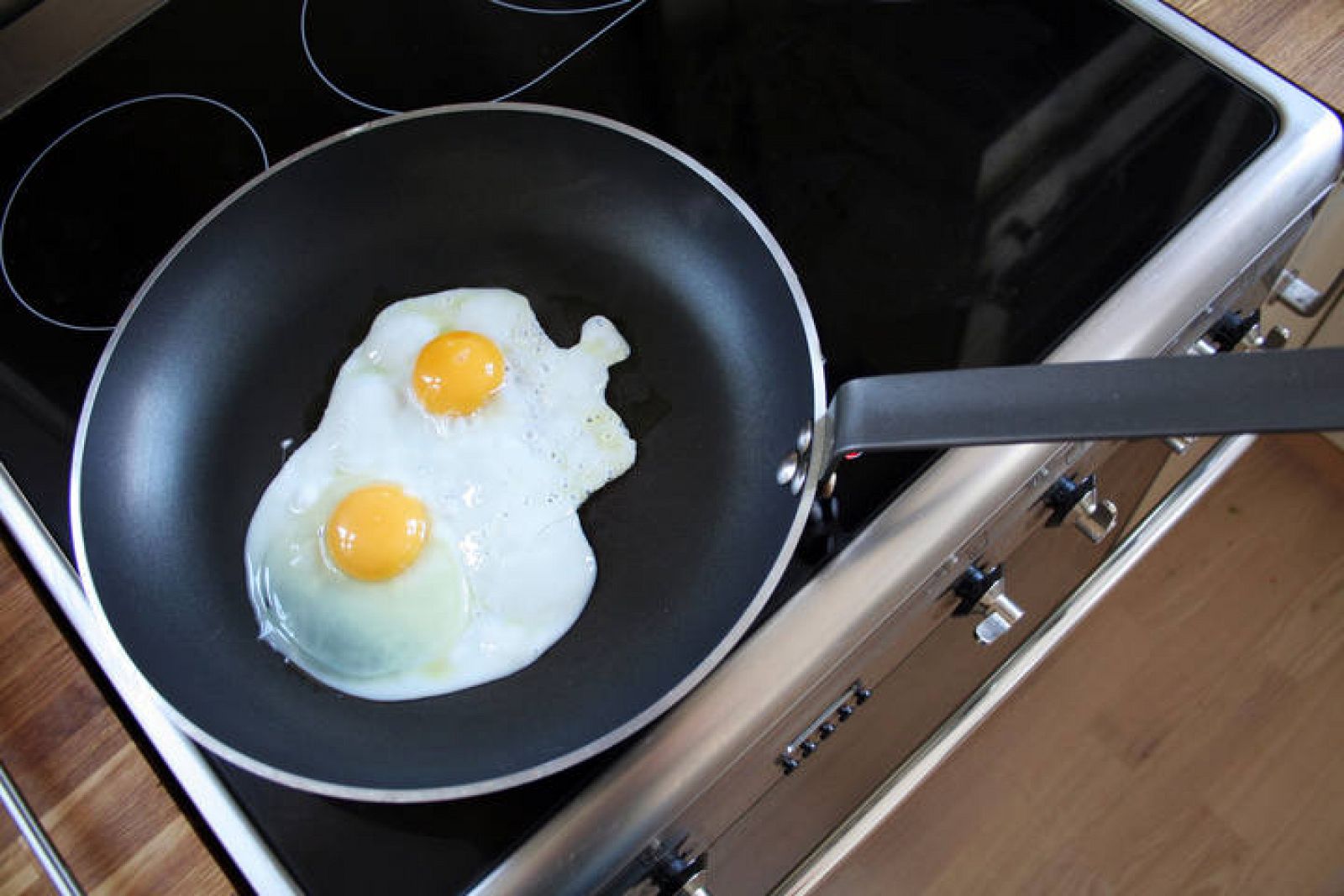 Разбей яйцо 2. Сковородка для яичницы. Яичница на плите. Сковорода на плите. Сковорода для жарки яиц.