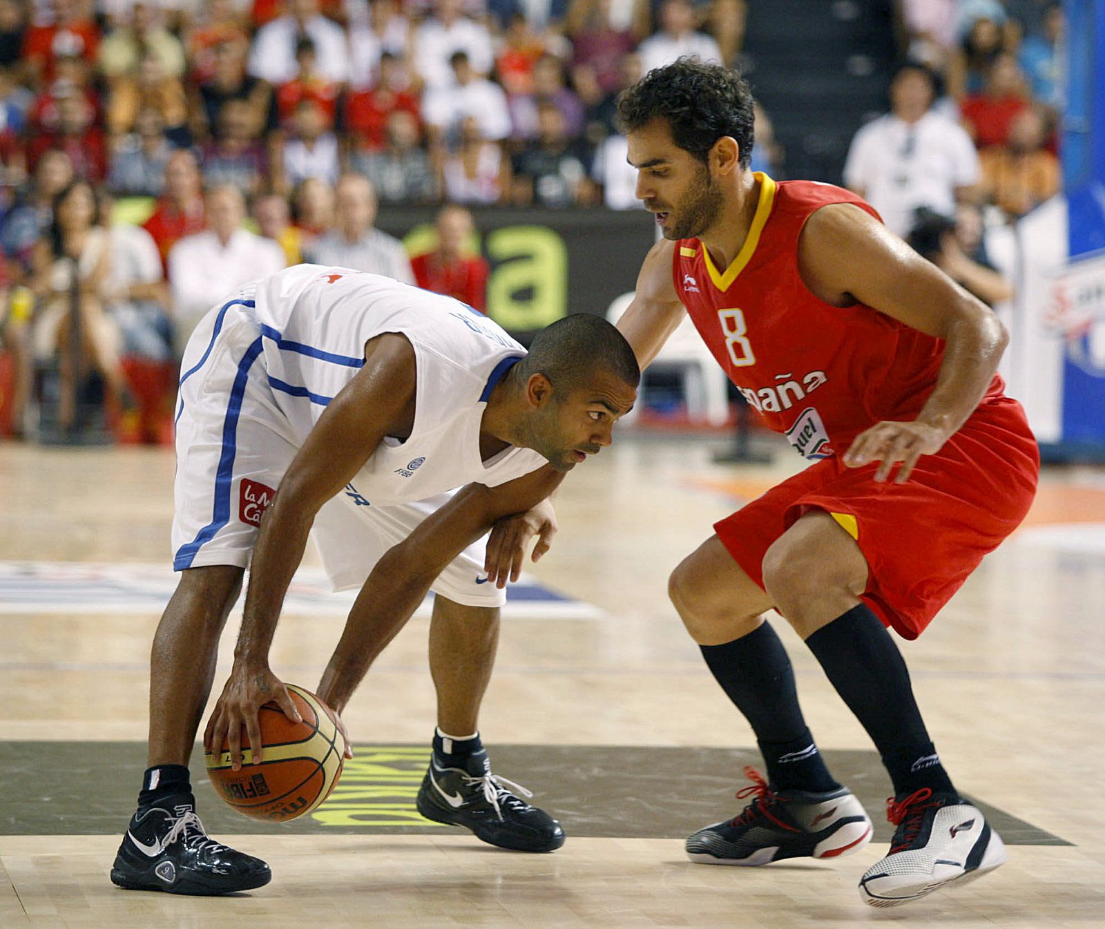 El base de la seleccion española de baloncesto José Manuel Calderón defiende al base de la selección francesa Tony Parker.