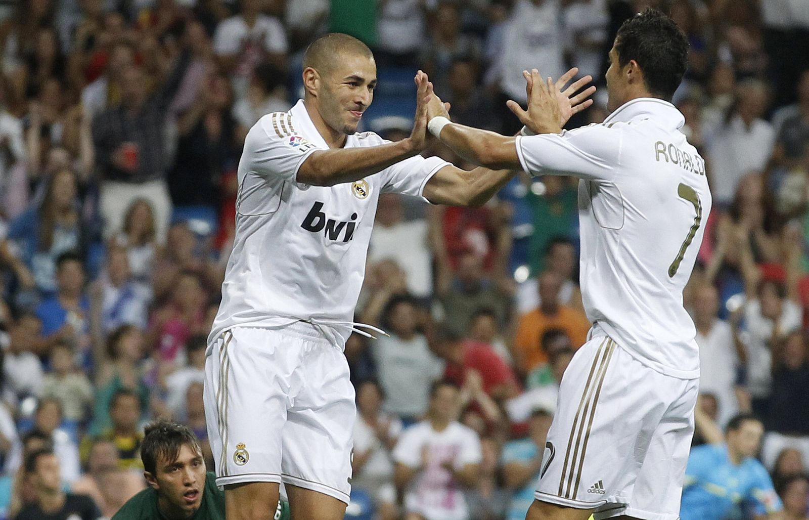 Benzema celebra su gol con Cristiano Ronaldo ante el Galatasaray en el Trofeo Santiago Bernabéu.