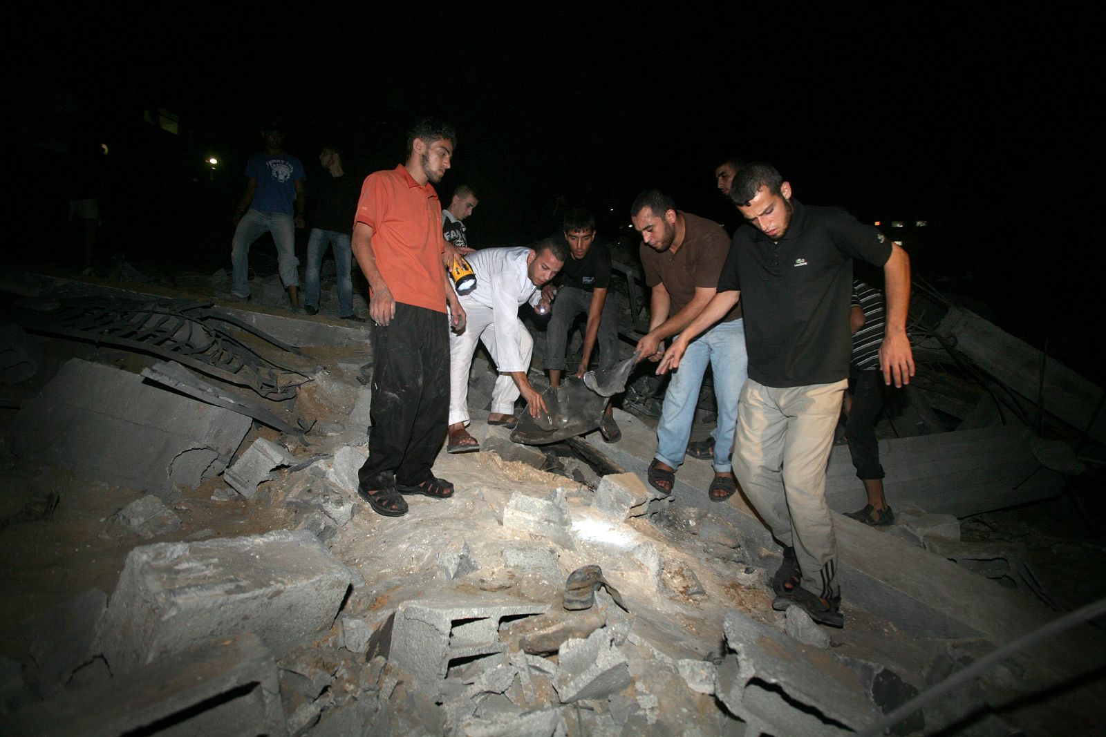 Palestinos en el lugar atacado por Israel en Bait Lahiya, en Gaza