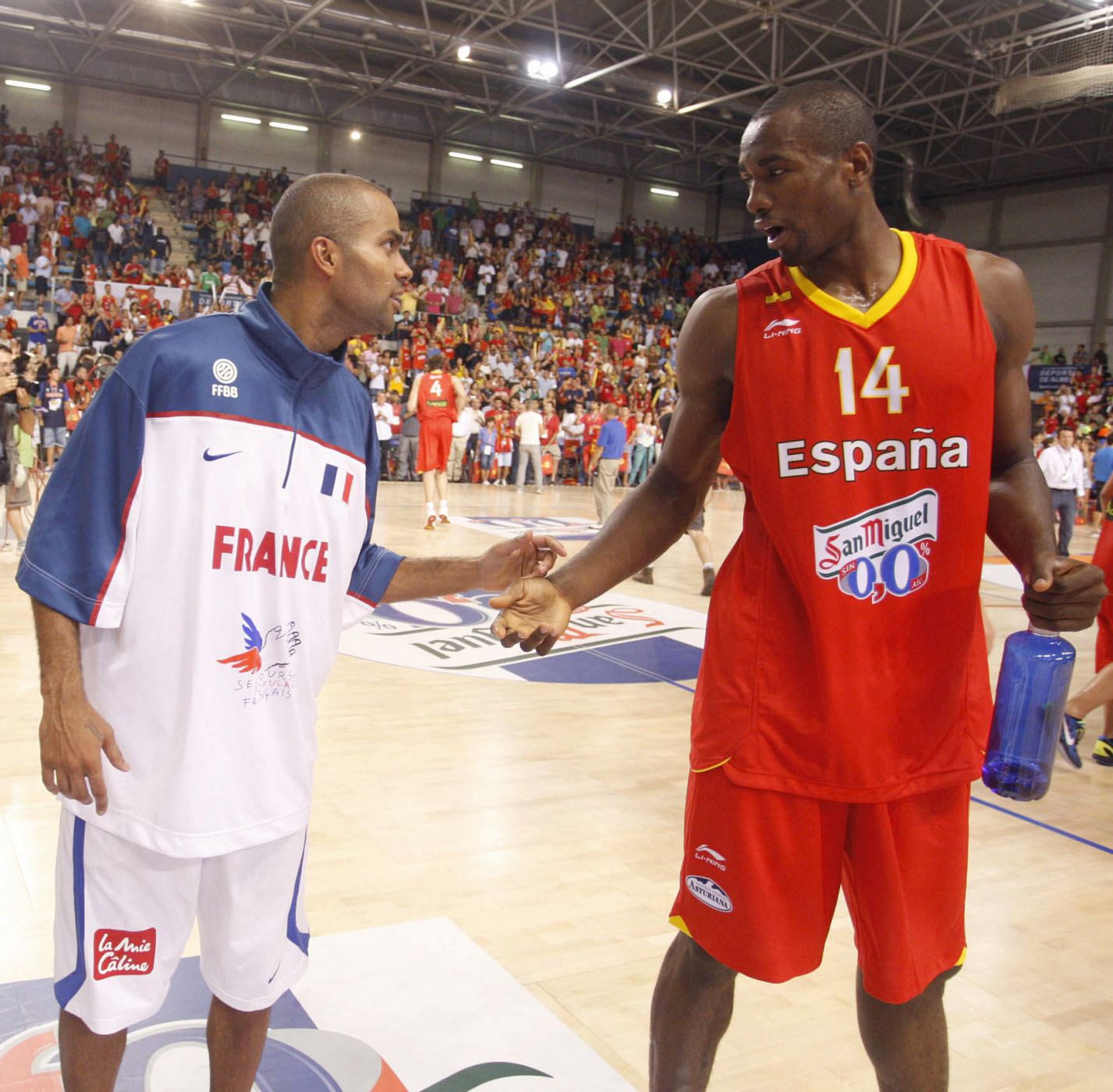 Ibaka (d) ve a españa en la final del Eurobasket