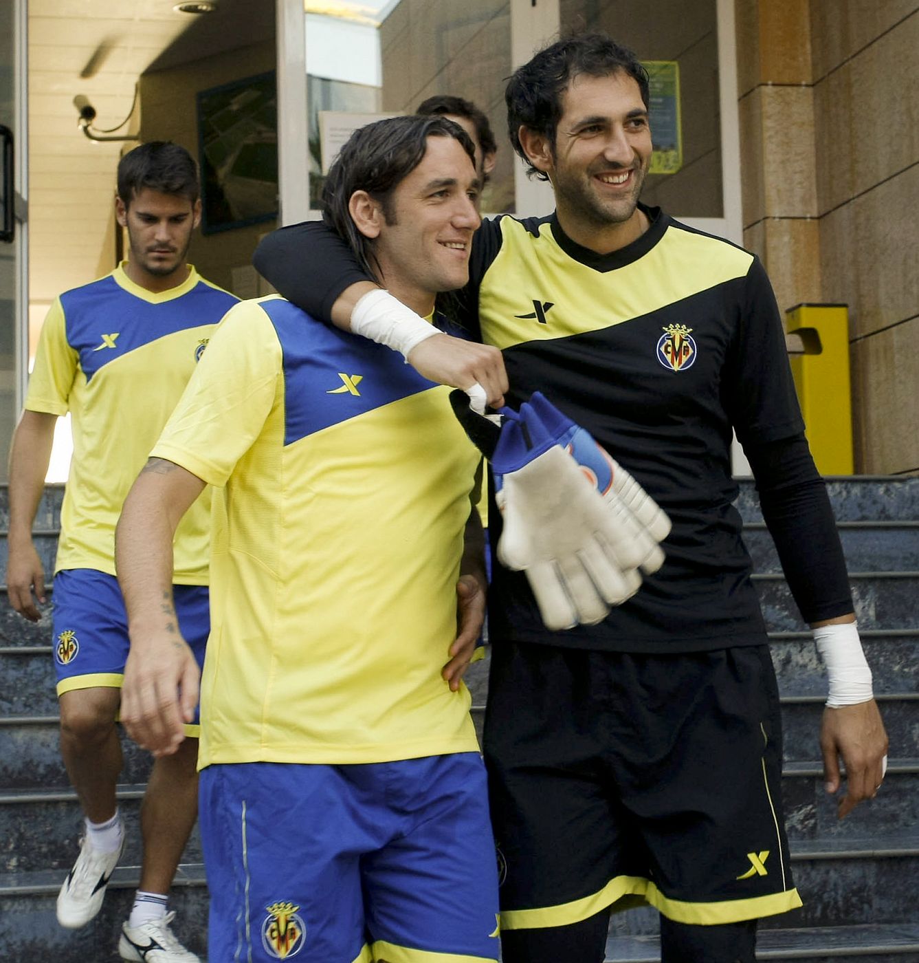 Los jugadores del Villarreal, el defensa Gonzalo Javier Rodríguez (i) y el portero Diego López, en una imagen de archivo.