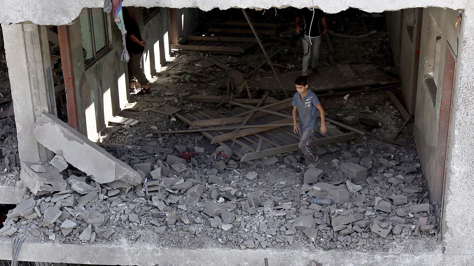 Un niño palestino entre los restos de un polideportivo arrasado en Gaza por los bombardeos de Israel